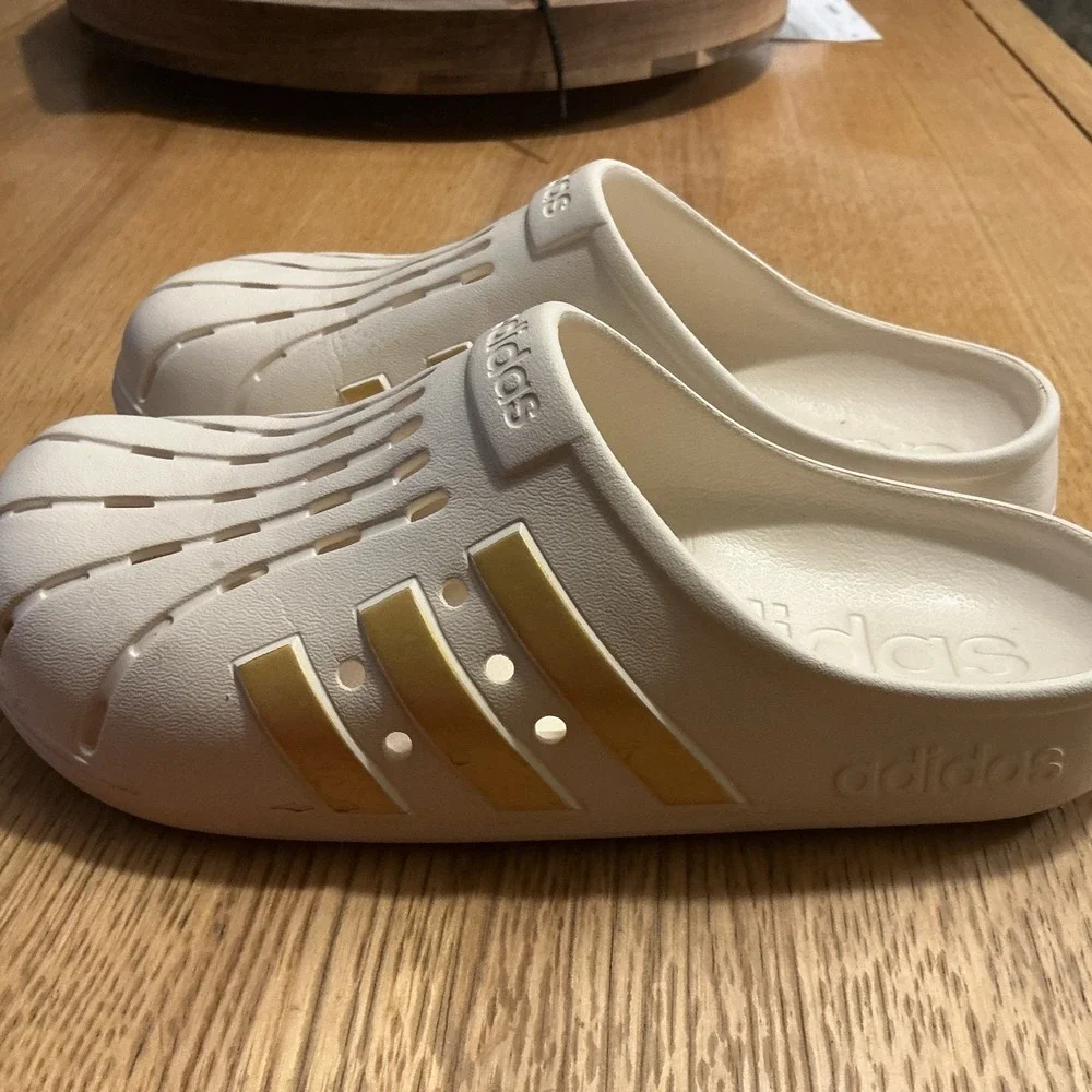 Adidas 0822702005 Size 7 Cream & Gold Slides